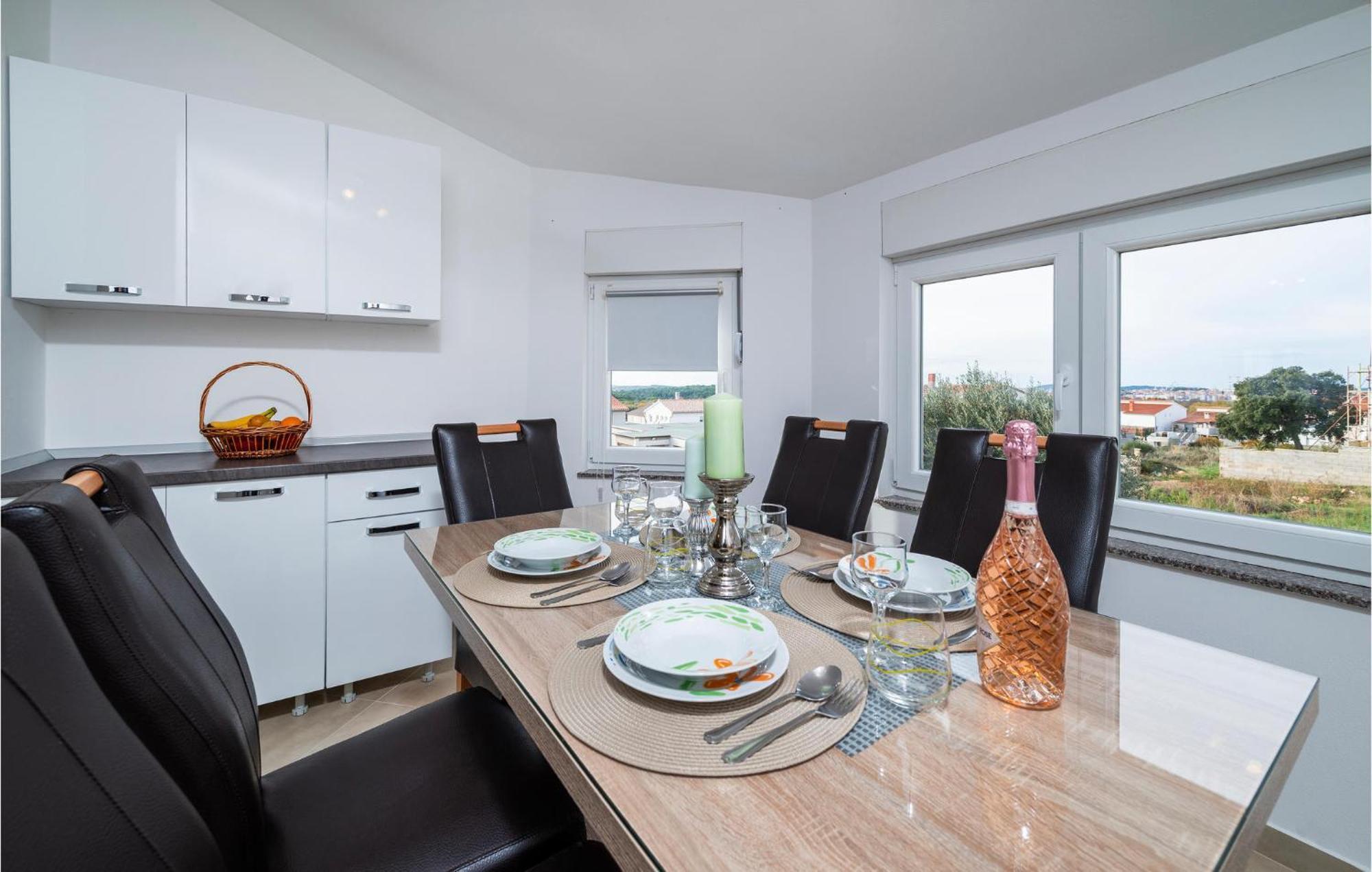 Beautiful In With Kitchen Pula