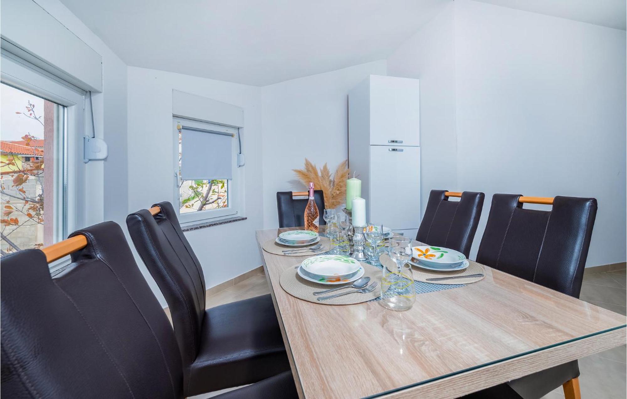 Beautiful In With Kitchen Pula